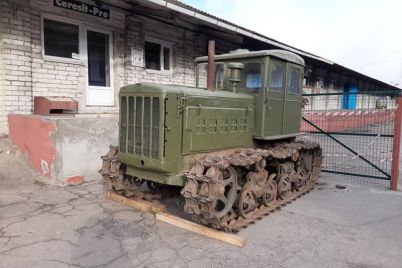 v-zaporozhskom-muzee-poyavilsya-legendarnyj-sovetskij-traktor-kotoryj-izobrazhali-na-inostrannoj-valyute-foto.jpg
