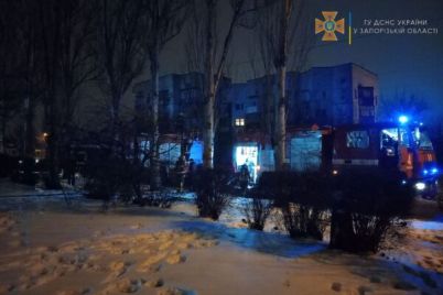 v-zaporozhskom-obshhezhitii-nochyu-proizoshel-pozhar-desyatki-lyudej-evakuirovali-foto-video.jpg