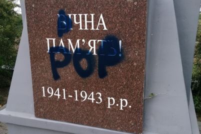 v-zaporozhskom-sele-vandaly-oskvernili-pamyatnik.jpg
