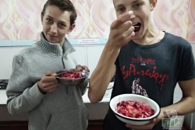 vkusnyj-rekord-v-zaporozhskoj-oblasti-studenty-sueli-10-kilogramm-vinegreta-za-2-minuty-foto.jpg