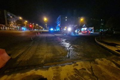 vnochi-v-zaporizhzhi-komunalniki-zaminili-asfalt-na-perehresti-z-zhvavim-ruhom-avtotransportu.jpg