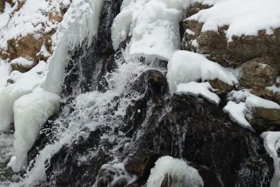 vodopad-v-zaporozhskoj-oblasti-vyglyadit-kak-v-zimnej-skazke.jpg