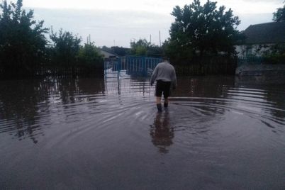 vody-po-koleno-iz-za-silnogo-dozhdya-v-zaporozhskoj-oblasti-zatopilo-zhilye-doma-foto.jpg