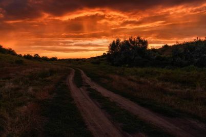 vognyane-nebo-u-zaporizhzhi-fotograf-zrobiv-svitlini-zahodu-sonczya-foto.jpg