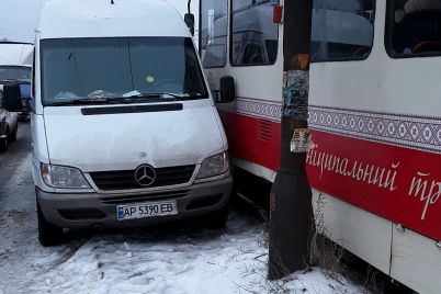 vozle-czentralnogo-rynka-zaporozhya-priparkovannyj-mikroavtobus-zablokiroval-dvizhenie-tramvaev-foto.jpg