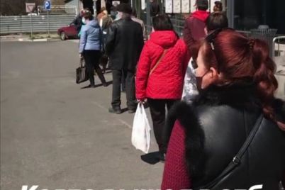 vozle-zaporozhskih-supermarketov-prodolzhayut-sobiratsya-ocheredi-video.jpg