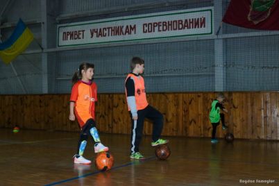 yak-u-zaporizhzhi-trenuyut-majbutnih-zirok-futbolu.jpg