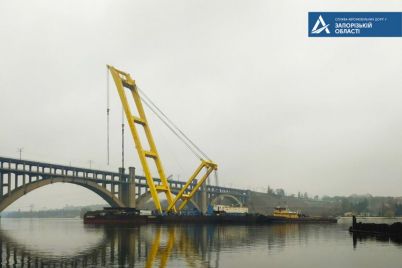 zaharij-sdelal-uzhe-5-hodok-i-perevez-1600-tonn-gruza-dlya-stroitelstva-mostov-v-zaporozhe-foto.jpg