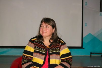 zaporozhskaya-pisatelnicza-prezentovala-novyj-sbornik-poezii-i-pesen.jpg