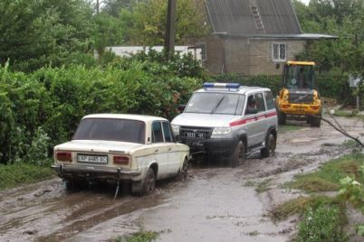 zaporozhskie-spasateli-vytaskivali-iz-gryazi-avtomobili-pilili-derevya-otkachivali-vodu.jpg