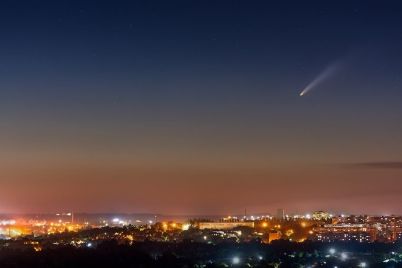 zaporozhskij-fotograf-snyal-kometu-neowise-v-nochnom-nebe-nad-gorodom-fotofakt.jpg