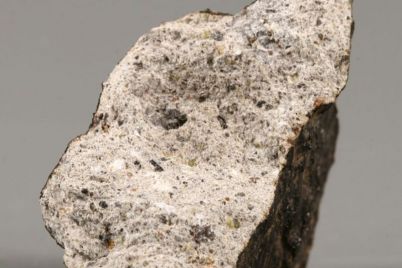 zaporozhskij-meteorit-pilyat-i-lomayut-chtoby-prodat-podorozhe.jpg