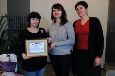 zaporozhskoj-poetesse-vruchili-diplom-o-rekorde-ukrainy.jpg
